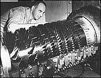 Una foto degli anni '50 di un tecnico con uno dei primi compressori assiali per turbogas